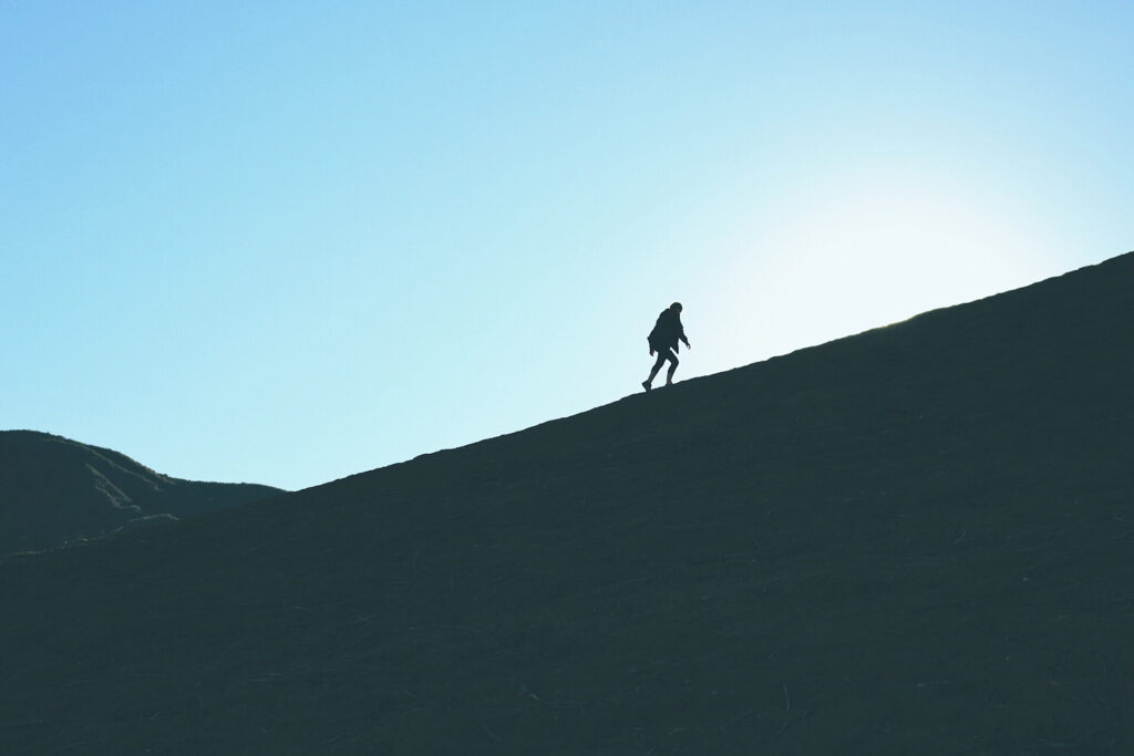 登山している人のシルエット